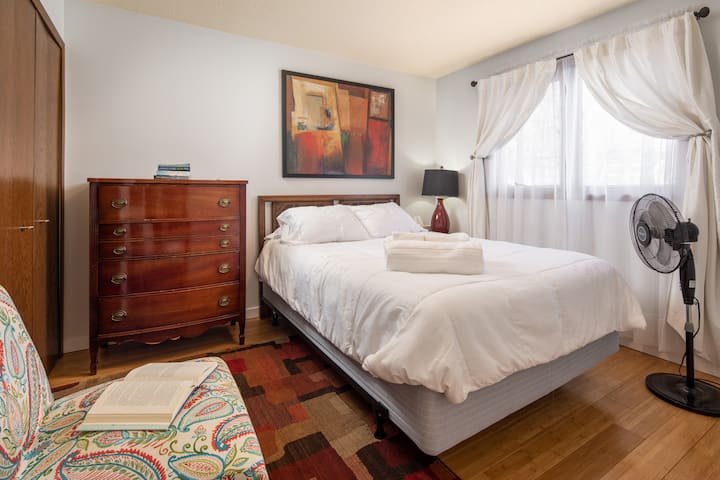 Втората спална соба е речиси идентична со првата спална соба. Има брачен кревет (широк 150-179 см) и плакар во целосна  големина кој е празен и подготвен за вашите работи.  Се наоѓа на горното ниво на нашиот дом на две нивоа