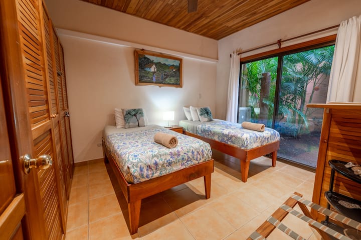 سريران مزدوجان يمشيان إلى الفناء