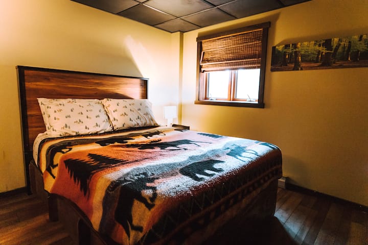 ห้องนอน 5 มีเตียงควีนไซส์พร้อมโต๊ะข้างเตียงตู้เสื้อผ้าตู้เสื้อผ้าและหน้าต่างพร้อมวิวลำห้วย มีห้องน้ำเต็มรูปแบบ 2 ห้องภายในระยะ 6 ฟุตจากโถงทางเดินซึ่งตั้งอยู่ชั้นล่าง 