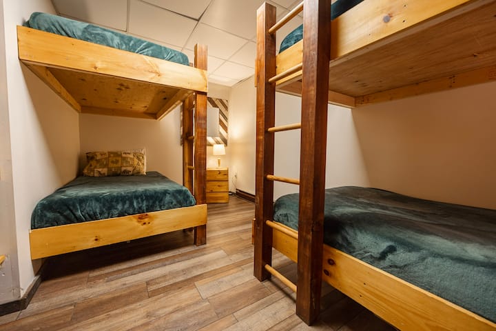 ห้องนอน 6 เป็นห้องสองชั้นชั้นล่างของเรามีเตียงเดี่ยว 4 เตียงโต๊ะข้างเตียงและระบบชั้นวางของในตัวขนาดใหญ่ สะดวกสบายสำหรับเด็กหรือผู้ใหญ่ที่เข้าถึงห้องน้ำเต็มรูปแบบ 2 ห้องได้ง่ายภายในระยะ 10 ฟุตจากทางเข้า