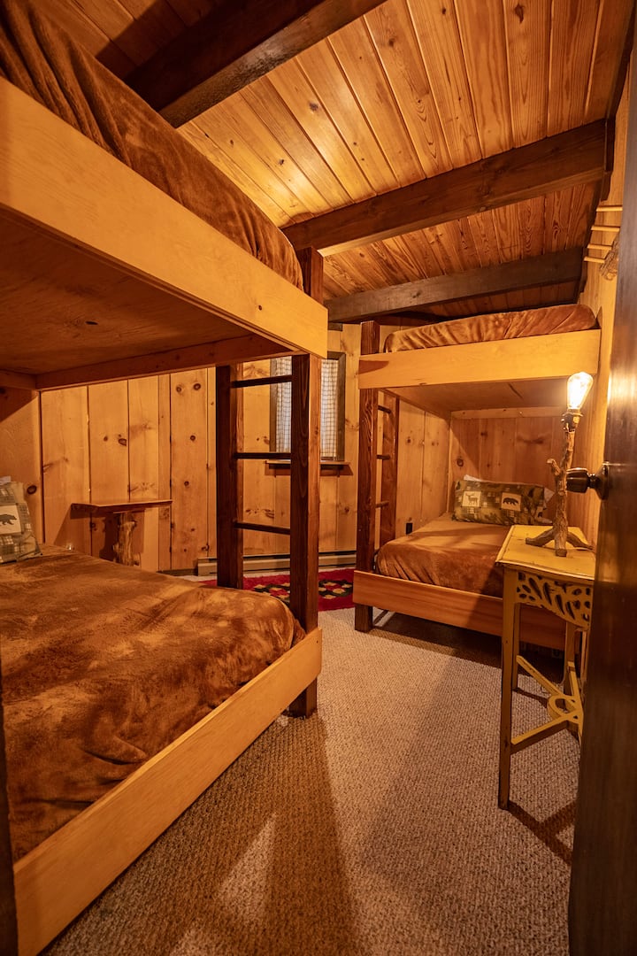 ห้องนอน 3 เป็นห้องสองชั้นหลักของเรามีเตียงสองชั้นสี่หลังหน้าต่างและที่วางของเล็กๆสองคืน สะดวกสบายสำหรับผู้ใหญ่หรือเด็กมีห้องน้ำเต็มรูปแบบ 2 ห้องอยู่ฝั่งตรงข้ามห้องโถง 