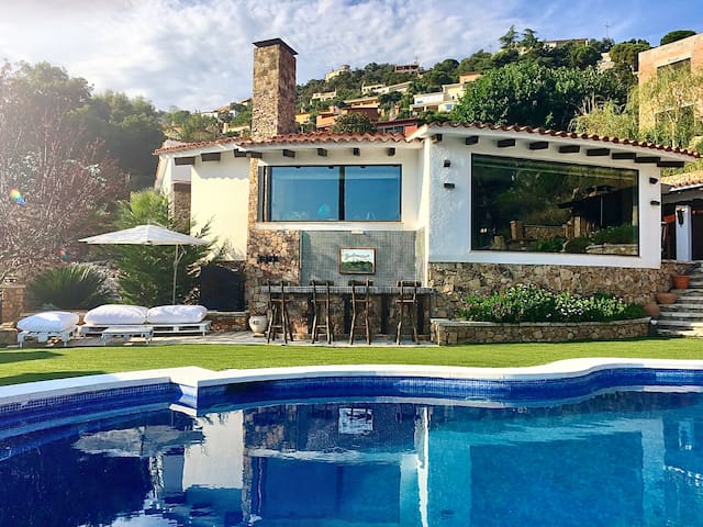 playground and pool. Cal Cercle-Costa Brava