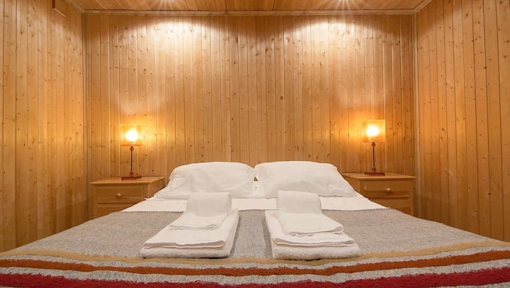 Quarto # 5 مع سرير بيت مزرعة.