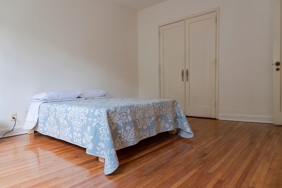 Chumba kikuu cha kulala kina kitanda cha ukubwa wa queen na kabati kubwa.