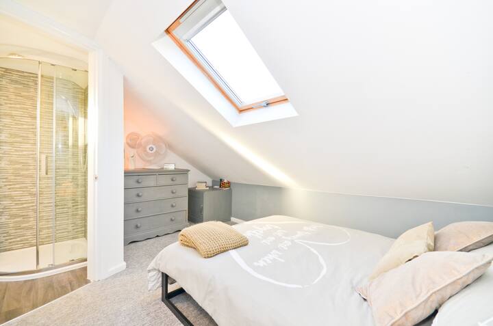 Loft Room with Shower en suite.  Loved by teenagers and couples alike.
Please note there are Steep Steps to this room and therefore not suitable for elderly, less mobile or young children.