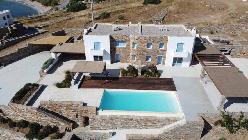 Villa Frear-two waterfront villas, infinity pool gallery image 4