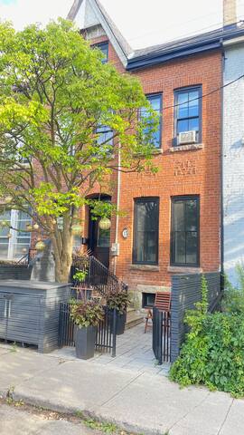 Kensington Market Heritage Town House w City Views gallery image 2