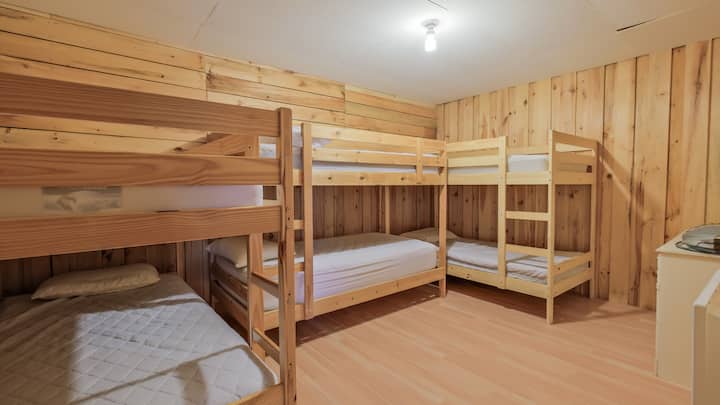 Habitación en el sótano  (3 literas)