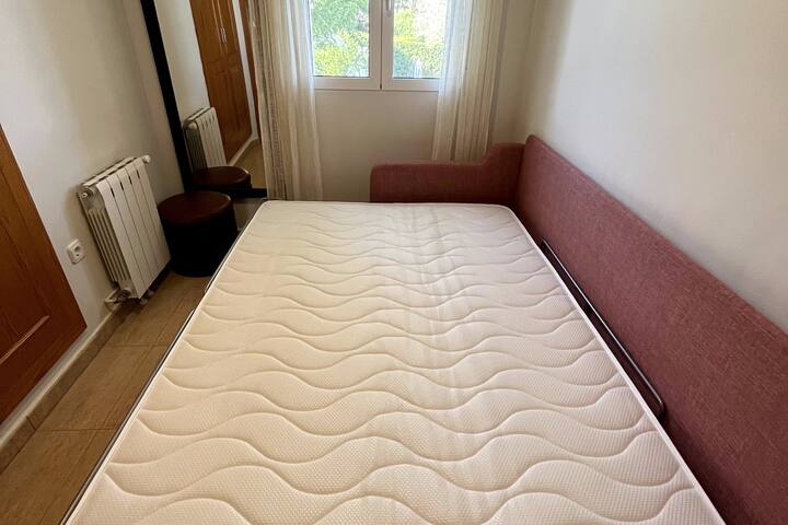 Taliansky otvor na rozkladaciu pohovku. Somier de 1,40 x 1,90