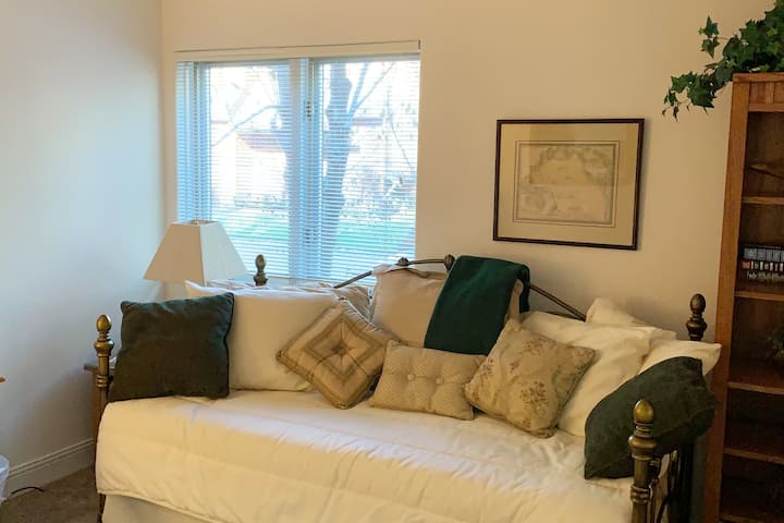 樓下臥室/書房，配有日光浴牀（包括滾動式子母牀）。