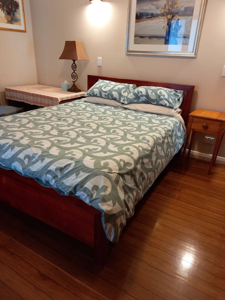 Main bedroom, spacious, comfortable. TV and aircon. 