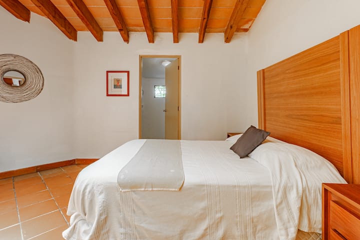 Cuarto dos de casa tres con cama matrimonial