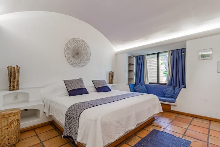 Cuarto azul con cama king size. Los blancos y la limpieza están incluidos