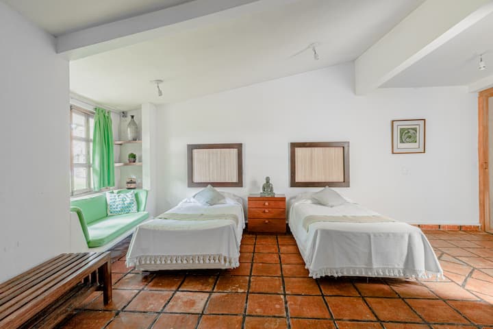 Cuarto verde en casa dos con dos camas king size. Baño completo integrado