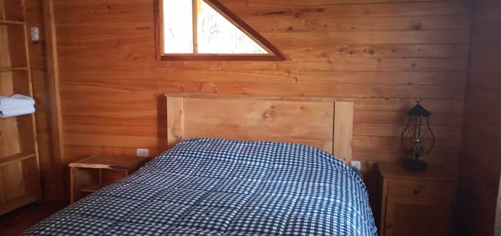 habitación principal con puerta ingreso al baño