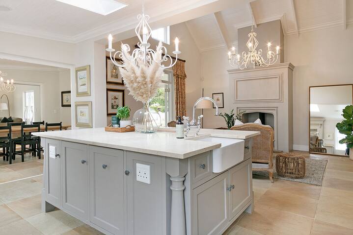 Lovely 3-Bedroom Retreat in Constantia gallery image 2