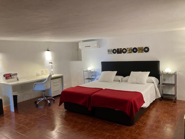 宽敞的卧室，配有更衣室、淋浴间和大桌子。