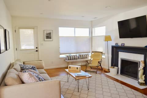 Modern beach bungalow - 1/2 block from ocean