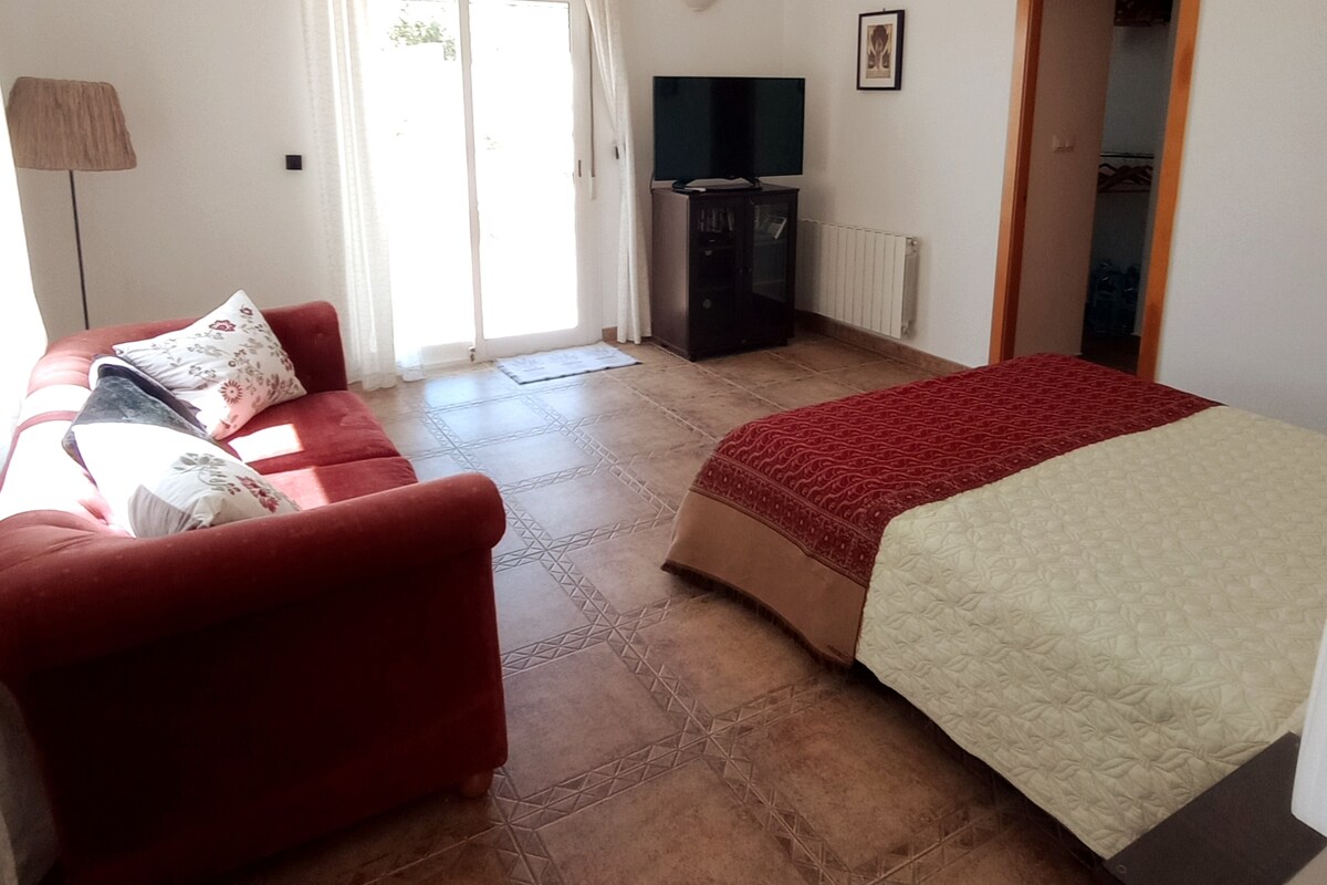 El dormitorio principal con enorme baño privado, TV/DVD y acceso al jardín privado.