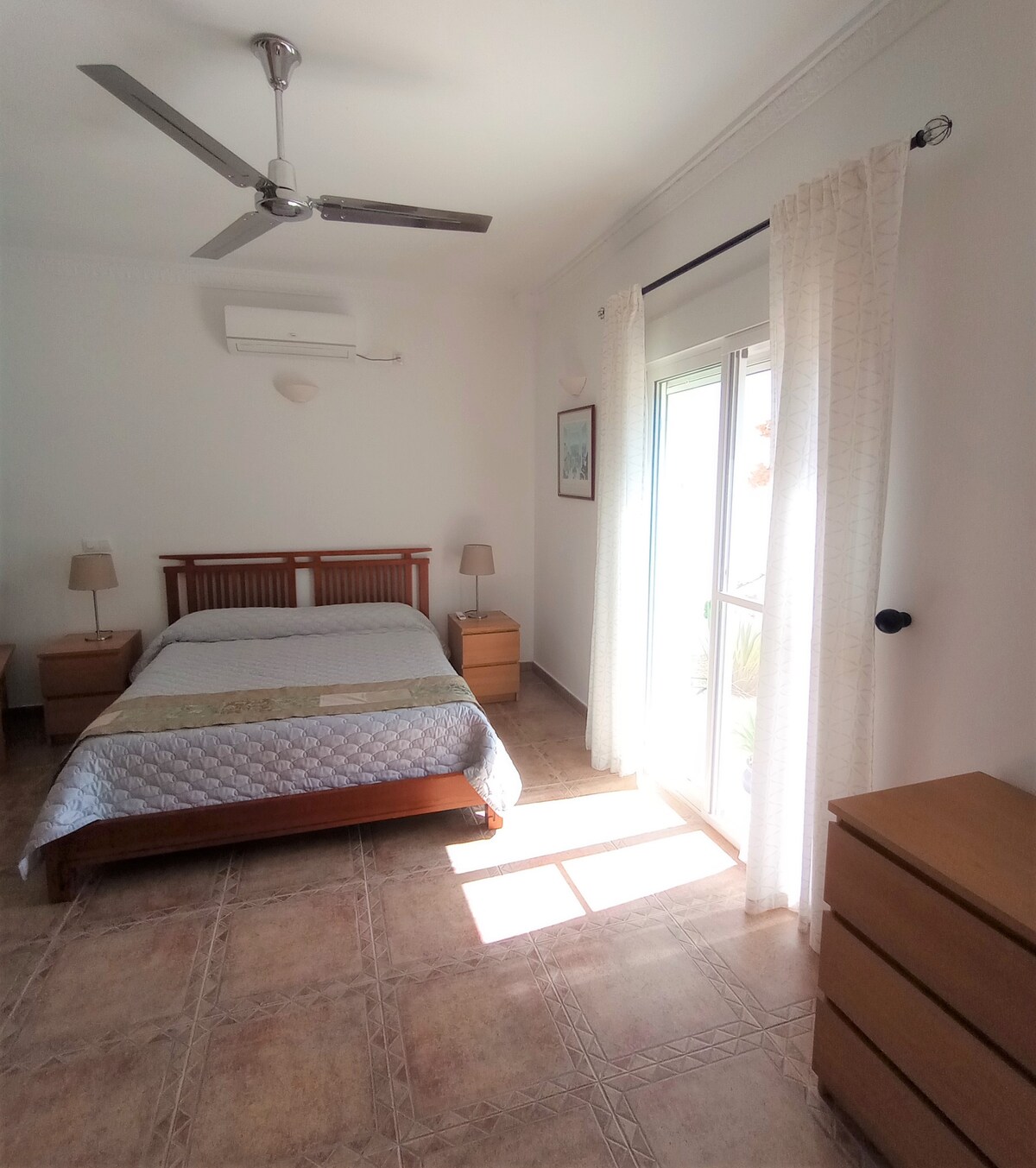 Dormitorio secon con aire acondicionado y baño compartido.
