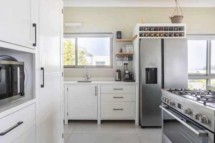 Seaside home in Bakoven Camps Bay gallery image 3