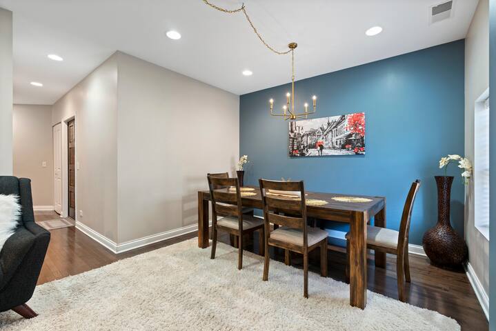 *Comfortable & Spacious Home Close to Downtown* gallery image 4