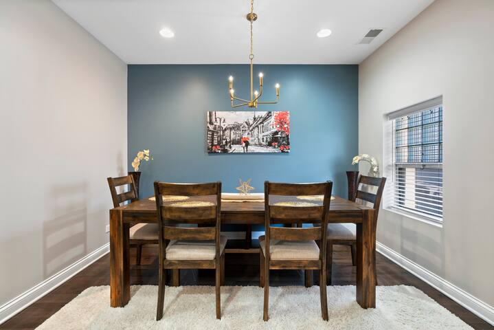 *Comfortable & Spacious Home Close to Downtown* gallery image 5