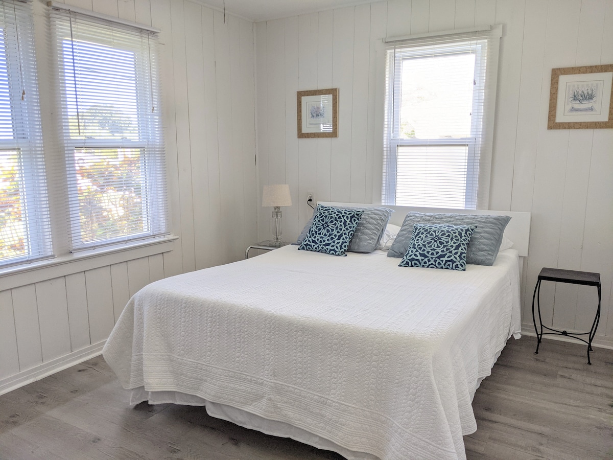 Მზის კოტეჯი ნათელი და მხიარული მთავარი საძინებელი