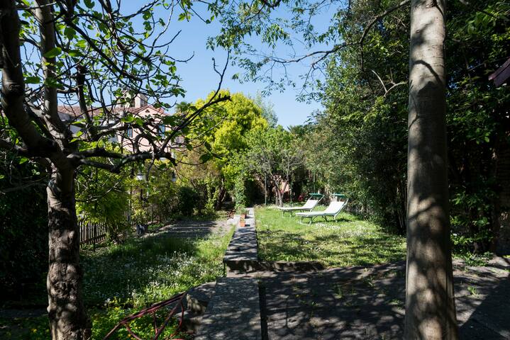 Canal Views and a Secret Garden in Giudecca gallery image 5