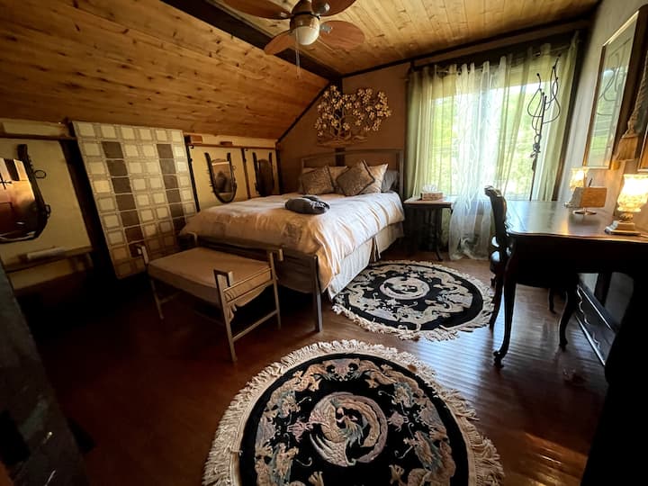 Hlavná spálňa, ktorá určite vytvára pokojnú a relaxačnú náladu. Najlepšie pohodlie na spanie nájdete tu v Rent My Oasis.
Srdečné, lákavé a môžete si vybrať z viac ako 12 vankúšov, ktoré sú vaše obľúbené na pritúlenie. lol