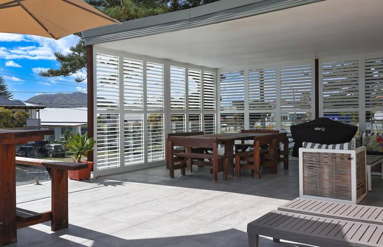 WholeTopFloor Modern Central Ocean View -HUGE DECK gallery image 3