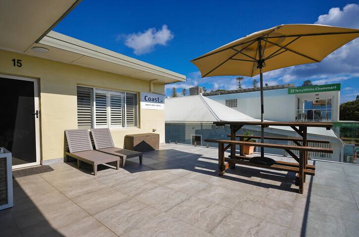 WholeTopFloor Modern Central Ocean View -HUGE DECK gallery image 5