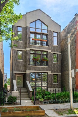 Hip Chicago Condo in fun shopping and dining area