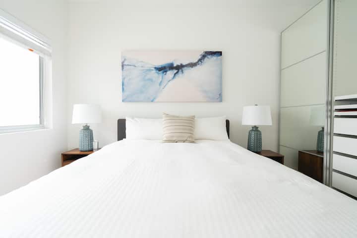 Tercer dormitorio con cama queen, vista a la piscina, persianas verticales, armario con grandes puertas con paneles de espejo