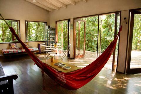 Glass house in the hinterland of Camburi with wifi.