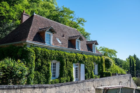 La Vernelle, Chateau des Ormeaux park.