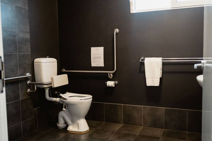 Fully Self Contained Apartment#1 with wheel-chair access gallery image 3