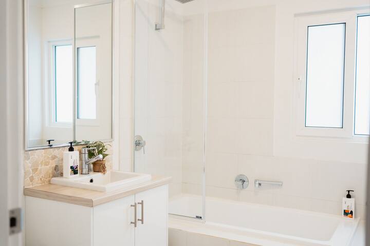 Fully Self Contained Apartment #7 gallery image 5