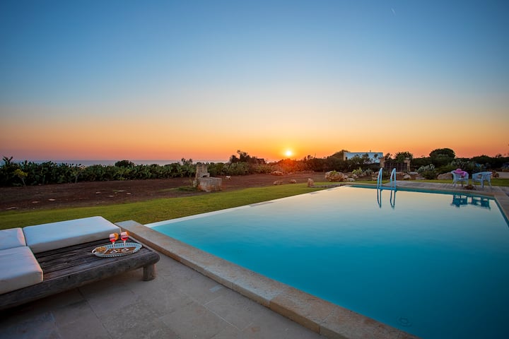 Villa Ella SalentoSealovers with pool by the sea
