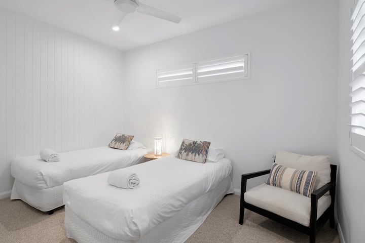 Generoso dormitorio individual individual con ducha privada en suite.