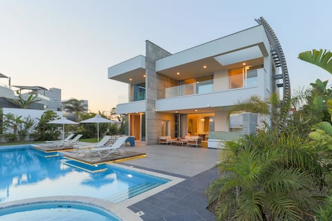 Beachfront Paradise! 6BR Pool, Jacuzzi, Ayia Napa