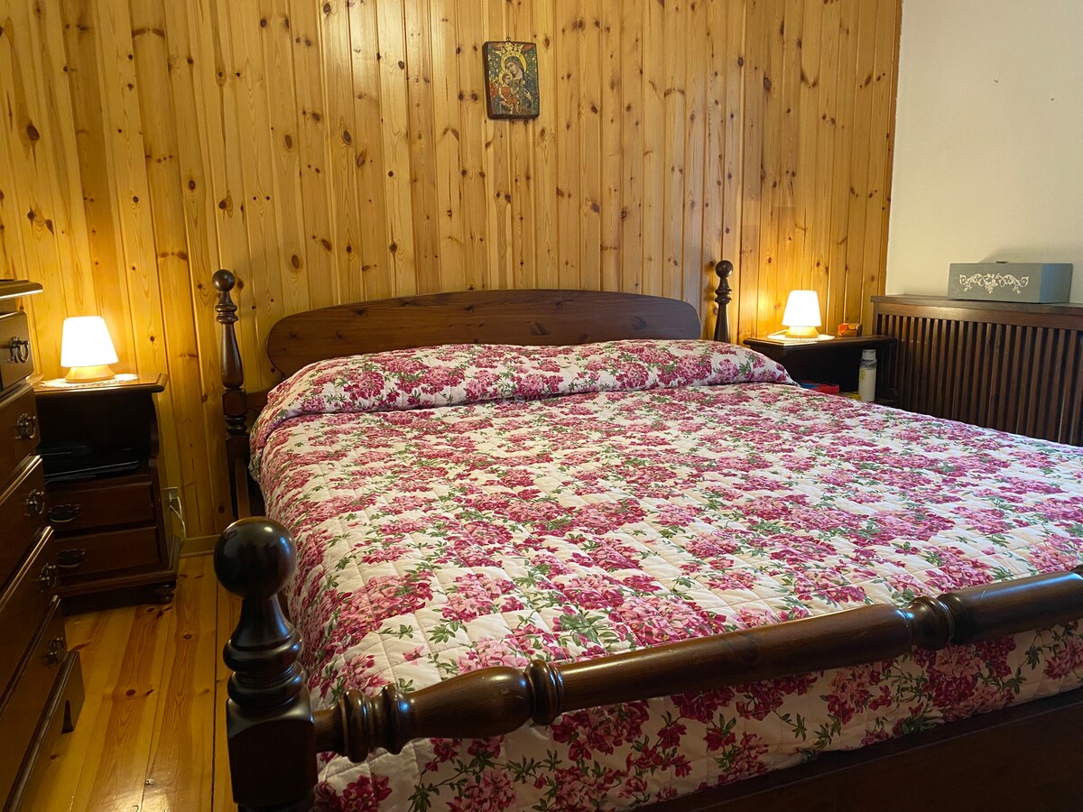 Spálňa s manželskou posteľou má tiež komodu a šatník.