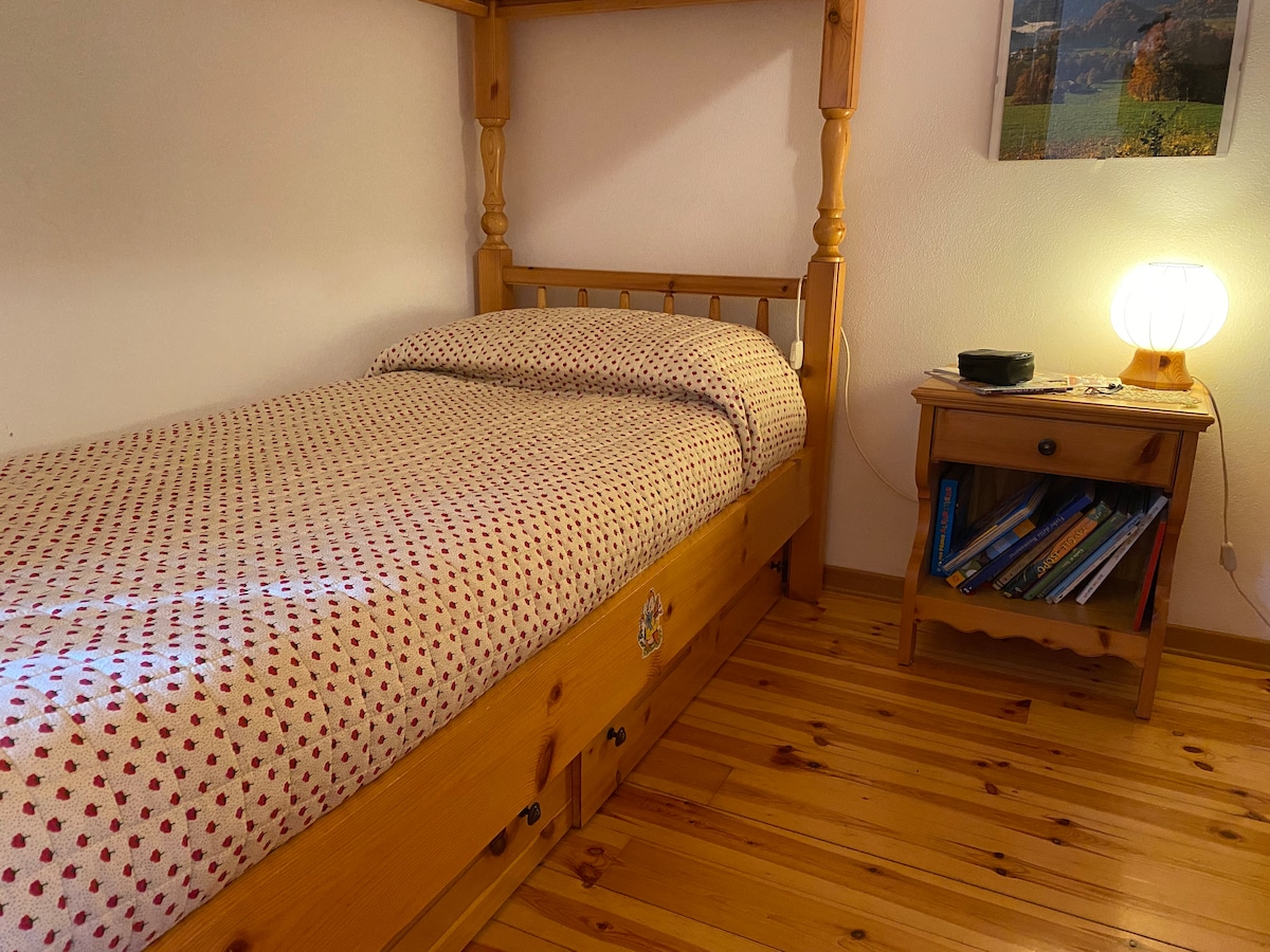 Jedno zo 4 dostupných lôžok. V izbe je tiež písací stôl, 4 zásuvky a skriňa. 