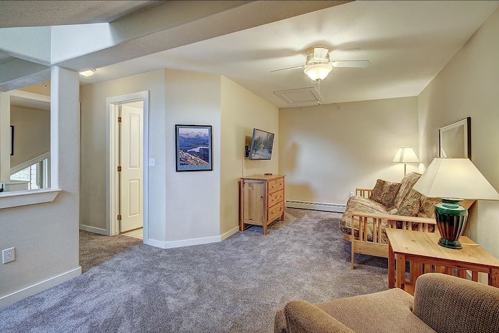 Upstairs loft with queen futon