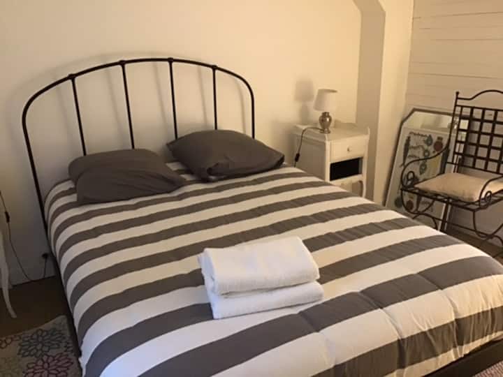 臥室1可俯瞰浴室
