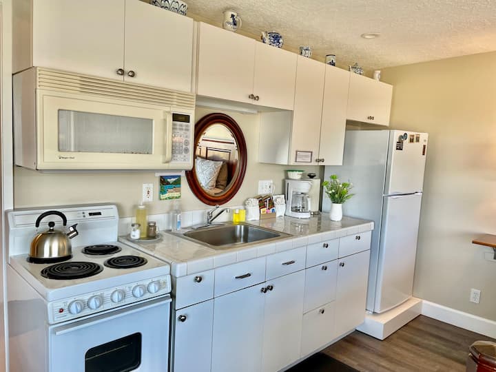 211 Spacious Ocean View Condo! Condominiums for Rent in Seaside