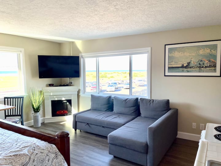 211 Spacious Ocean View Condo! Condominiums for Rent in Seaside