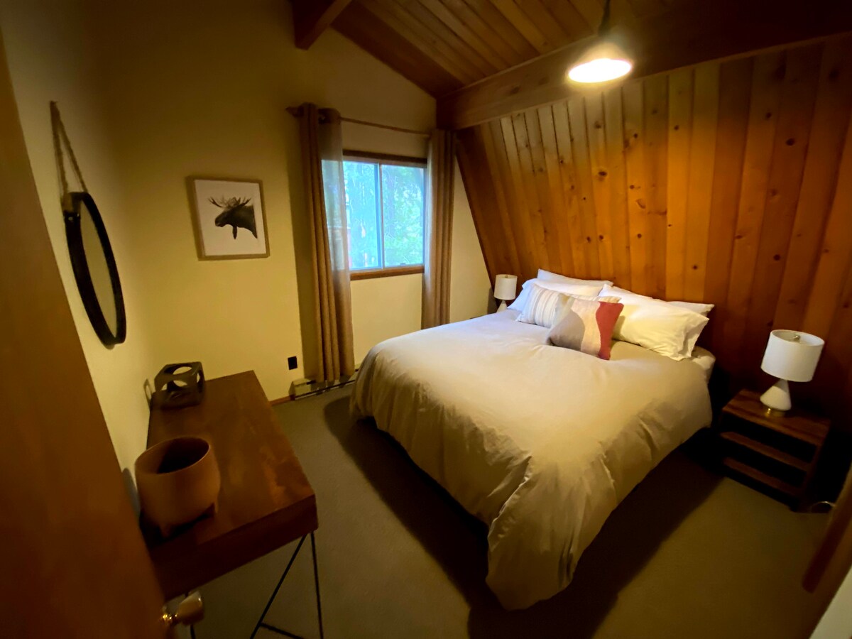 Chumba cha kulala cha ghorofani 2 w/ Queen