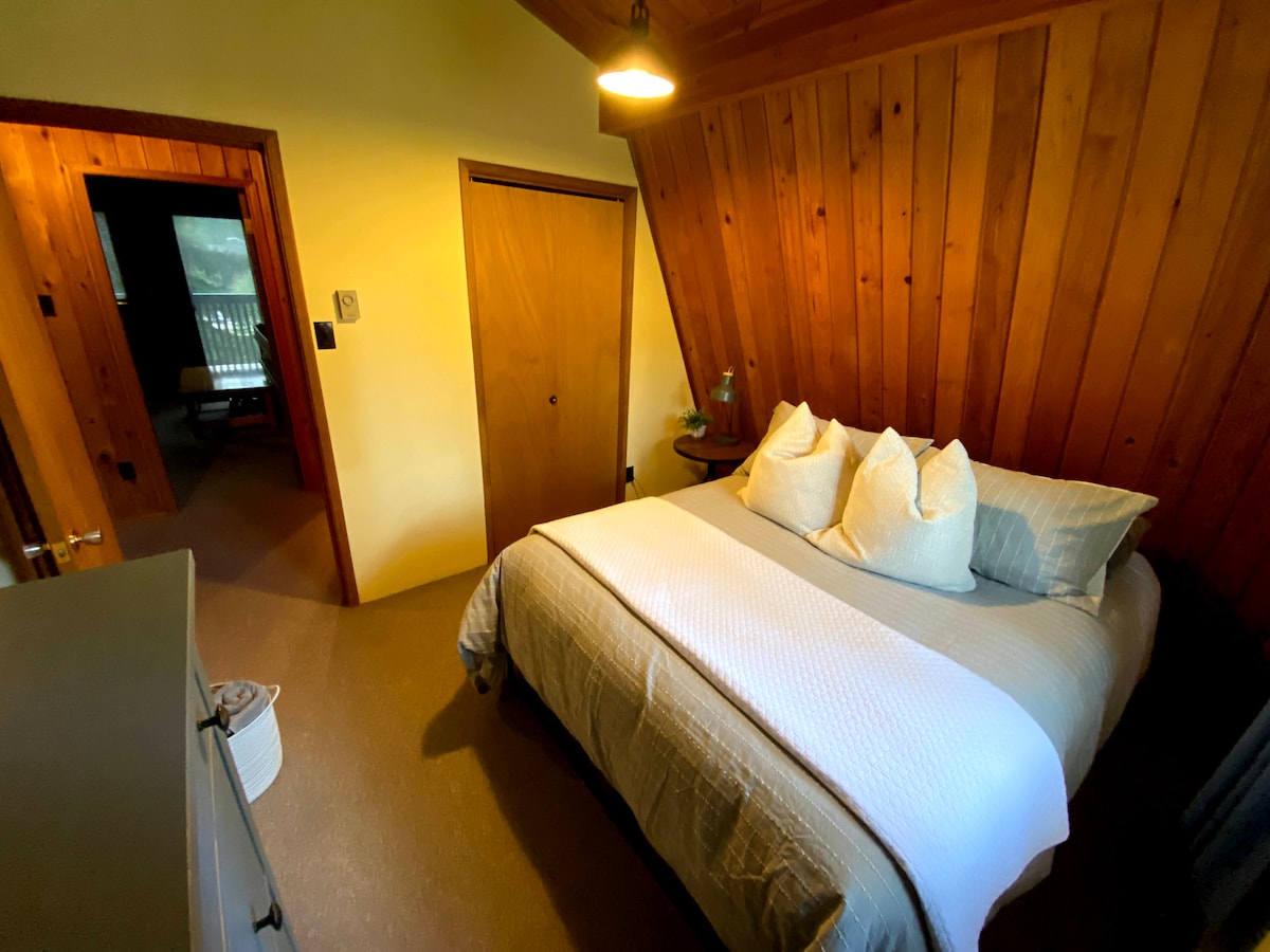 Chumba cha kulala cha ghorofani 3 w/ Queen