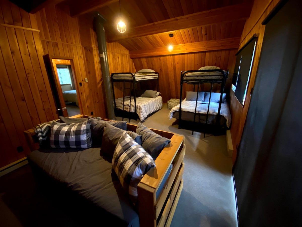 Chumba cha kulala cha ghorofani 4 w/ mbili zaidi ya vitanda viwili.